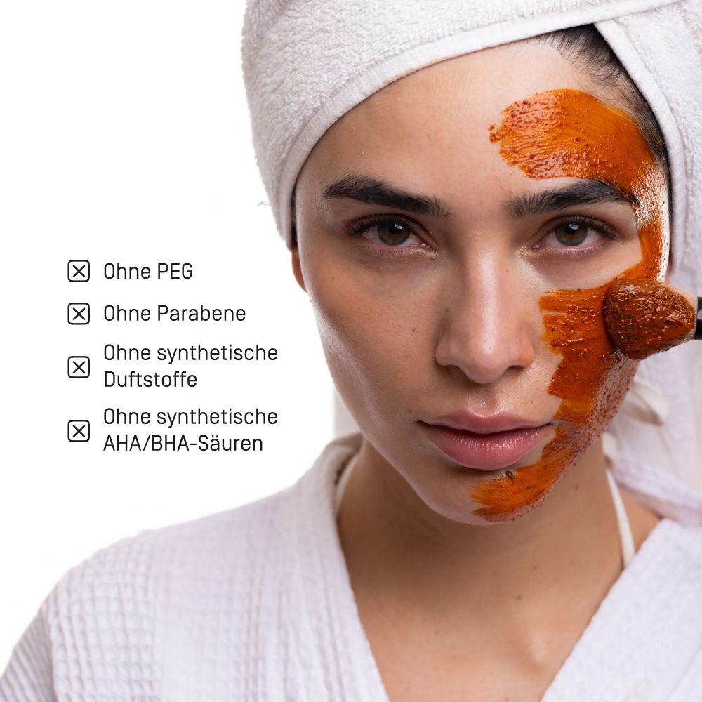 Frau mit Gesichtsmaske und Handtuch. Links: Hinweise ohne PEG, Parabene, Duftstoffe, AHA/BHA-Säuren.