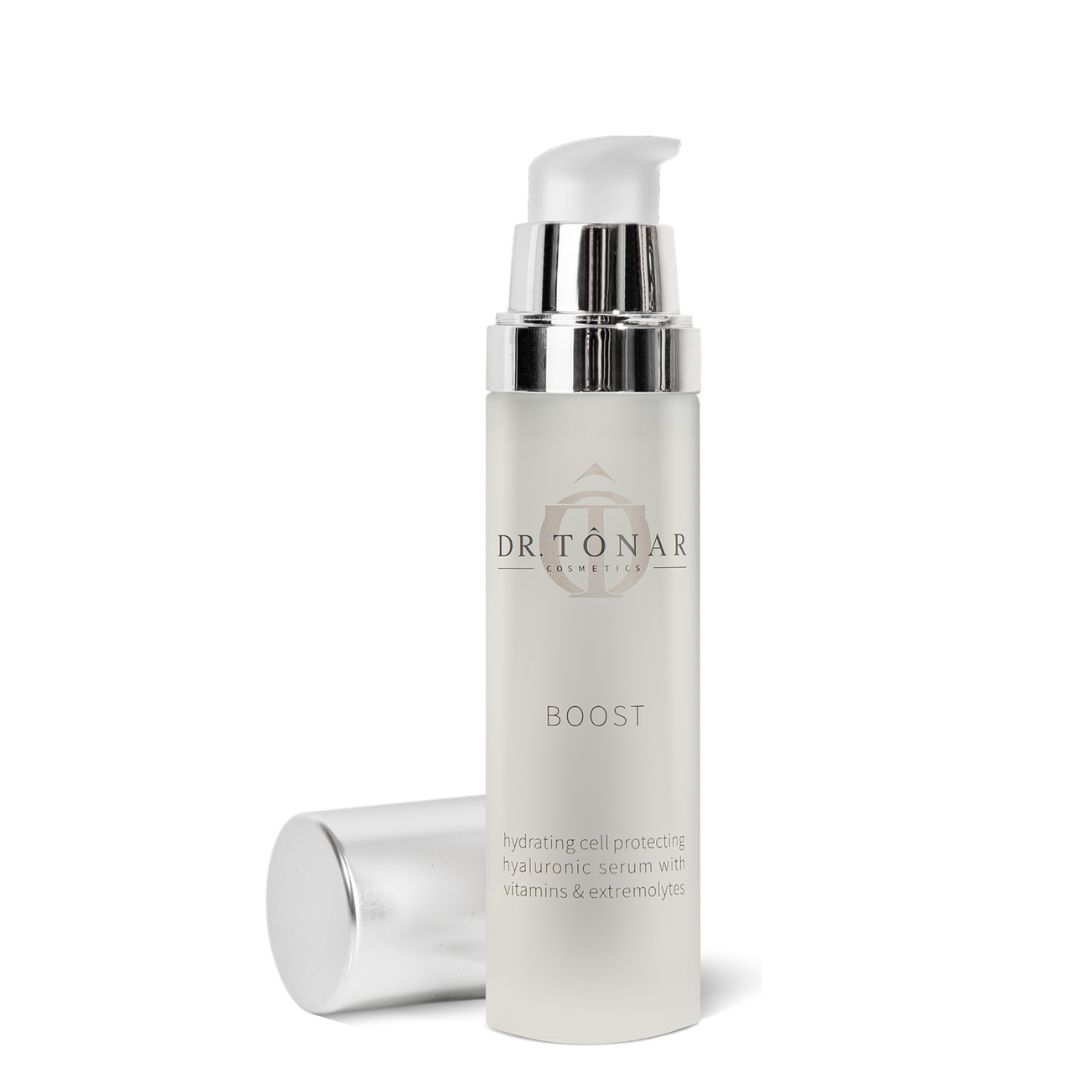 Zylindrische Flasche mit Pumpe. Aufschrift: DR. TONAR COSMETICS, BOOST, Hyaluronsäure-Serum. Deckel daneben.