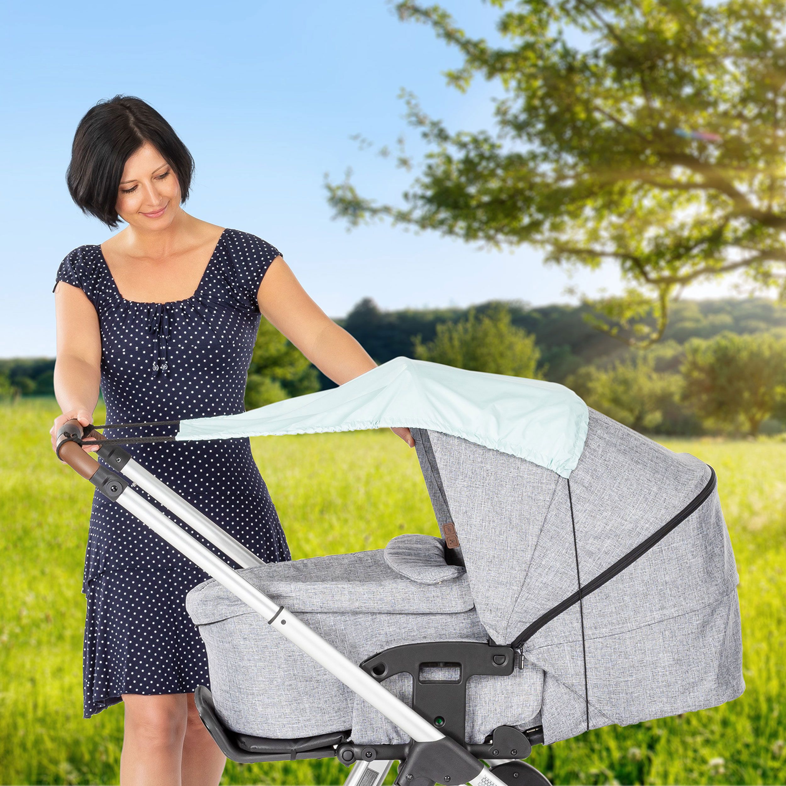 Hellgrauer Kinderwagen mit hellblauem Sonnenschutz