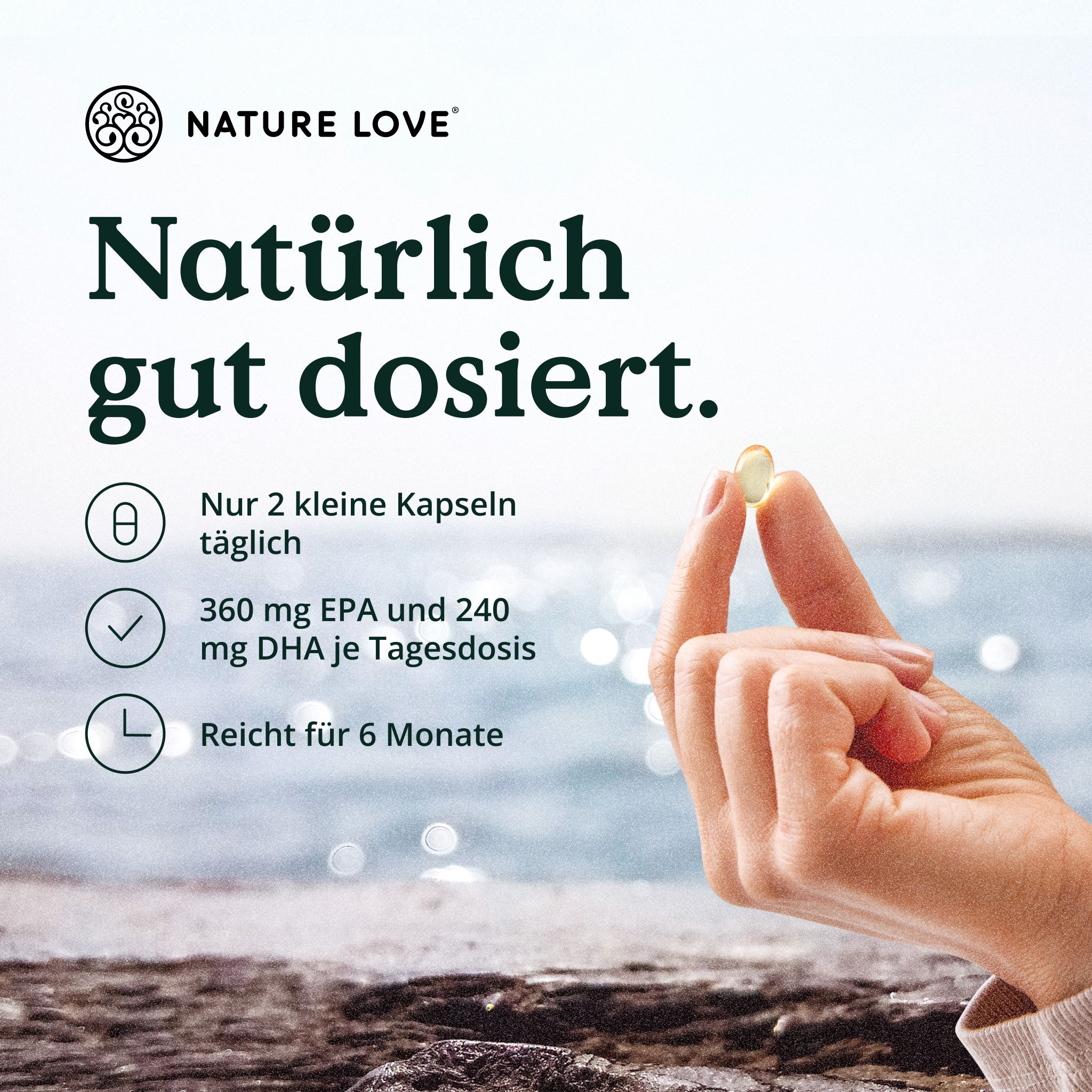 Hand hält Omega 3 Kapsel. Text: "Natürlich gut dosiert". Symbole: 2 Kapseln täglich, 360 mg EPA, 6 Monate Reichweite.