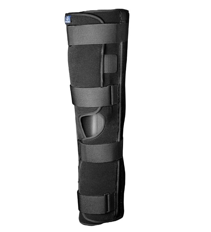 Schwarze Knie-Immobilisierungsschiene mit Klettverschlüssen. Sichtbare Aussparung für die Kniescheibe. Herstellerlogo.