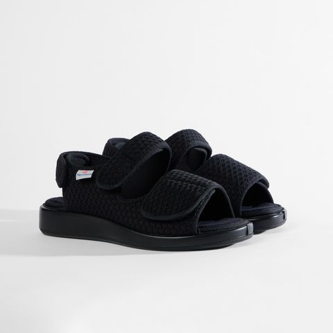 Schwarze Sandale mit Klettverschluss und atmungsaktivem Mesh-Obermaterial. Die Sohle ist profiliert.