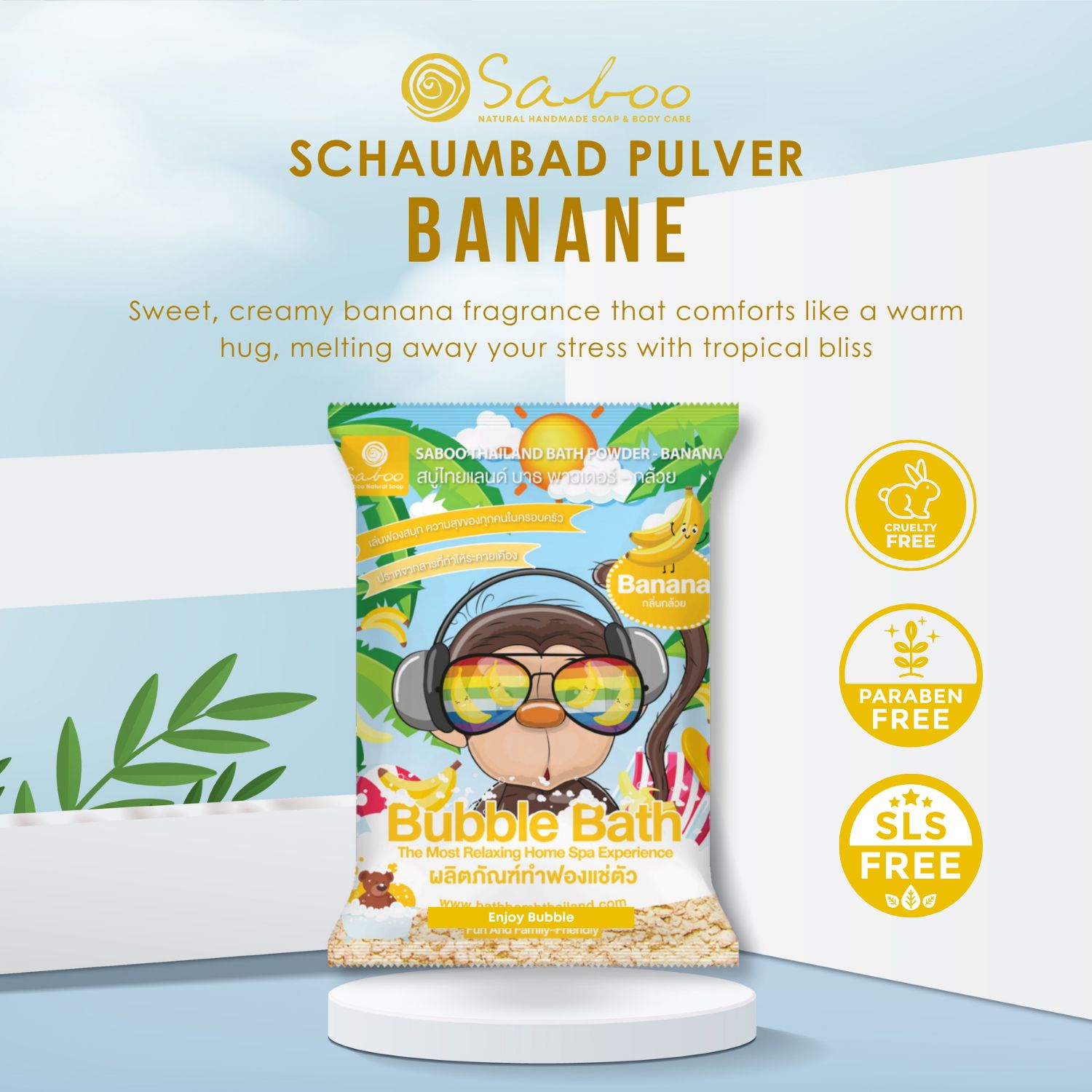 SABOO Schaumbad Pulver Banane. Produkt auf Podest. Logo, Bananen-Illustrationen. Aufdruck: Affe mit Sonnenbrille und Kopfhörern. Text: Bubble Bath.