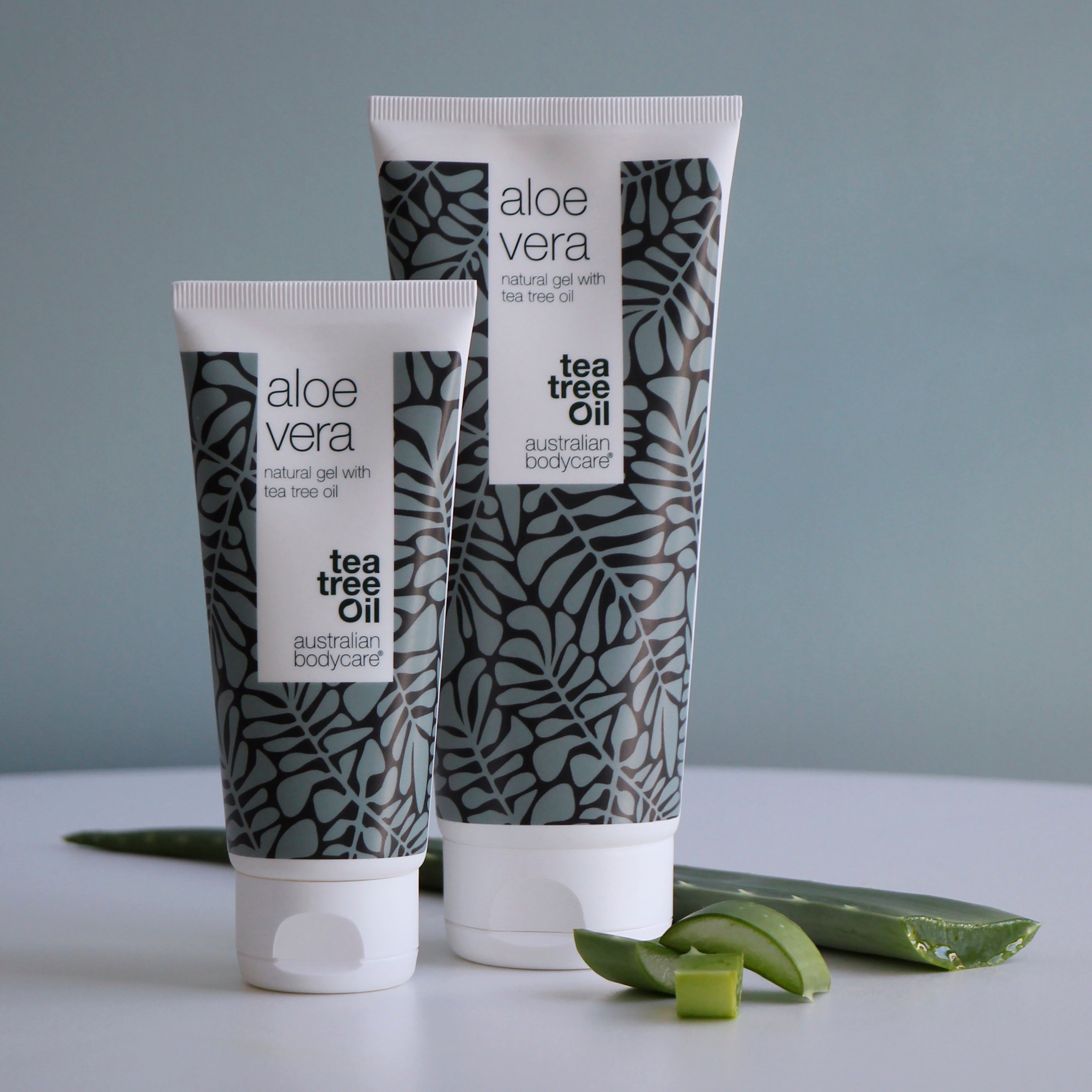 Due tubi di gel all'aloe vera. Scritta: Aloe Vera, Tea Tree Oil, Australian Bodycare. Foglia.