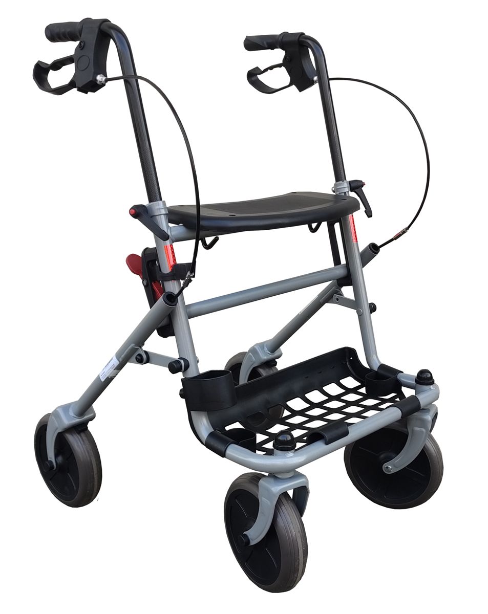 Rollator met 4 wielen, zitting en remmen. Grijs metalen frame, zwarte zitting en wielen. Netbodem.
