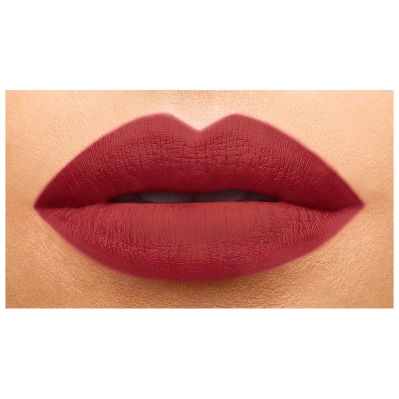 Rote Lippen auf weißem Hintergrund. Lippenstiftfarbe.