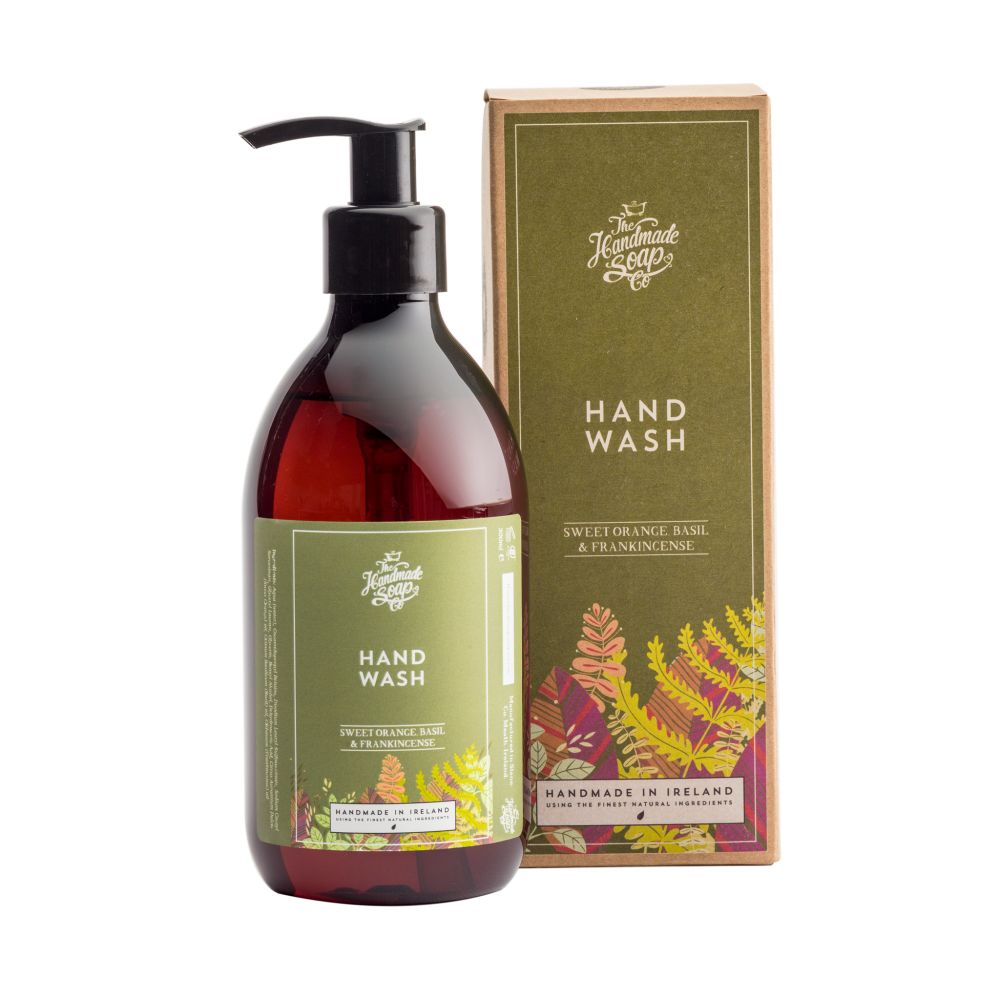 Braune Handseife mit schwarzem Spender und Karton. Aufschrift: Hand Wash, Süßorange, Basilikum und Weihrauch. Hergestellt in Irland.