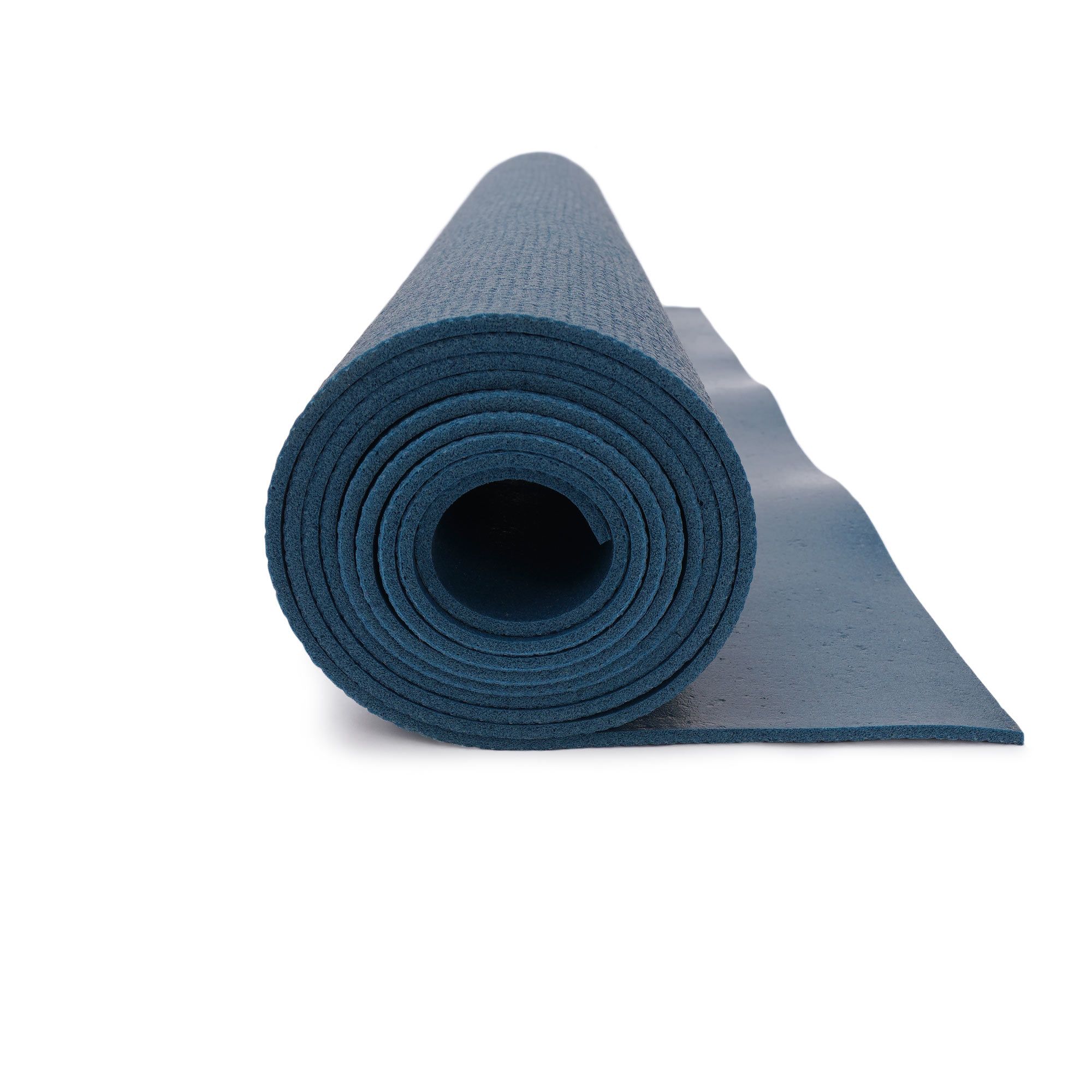 Gerollte blaue Yogamatte, Seitenansicht.