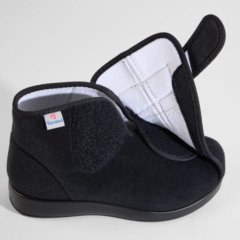 Schwarze Hausschuhe mit Klettverschluss und weichem Futter.