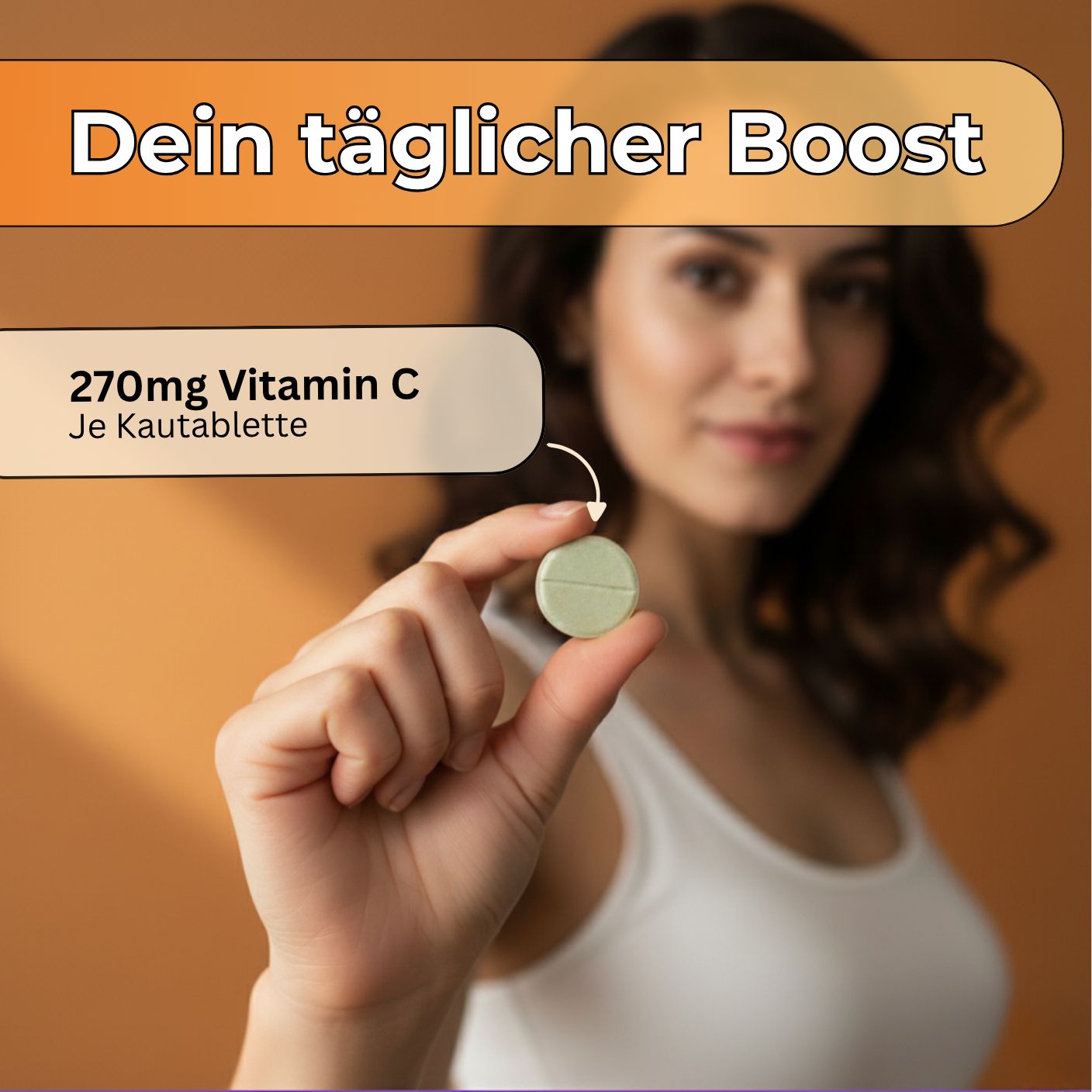 Person hält eine grüne Kautablette. Text: "270mg Vitamin C Je Kautablette" und "Dein täglicher Boost".