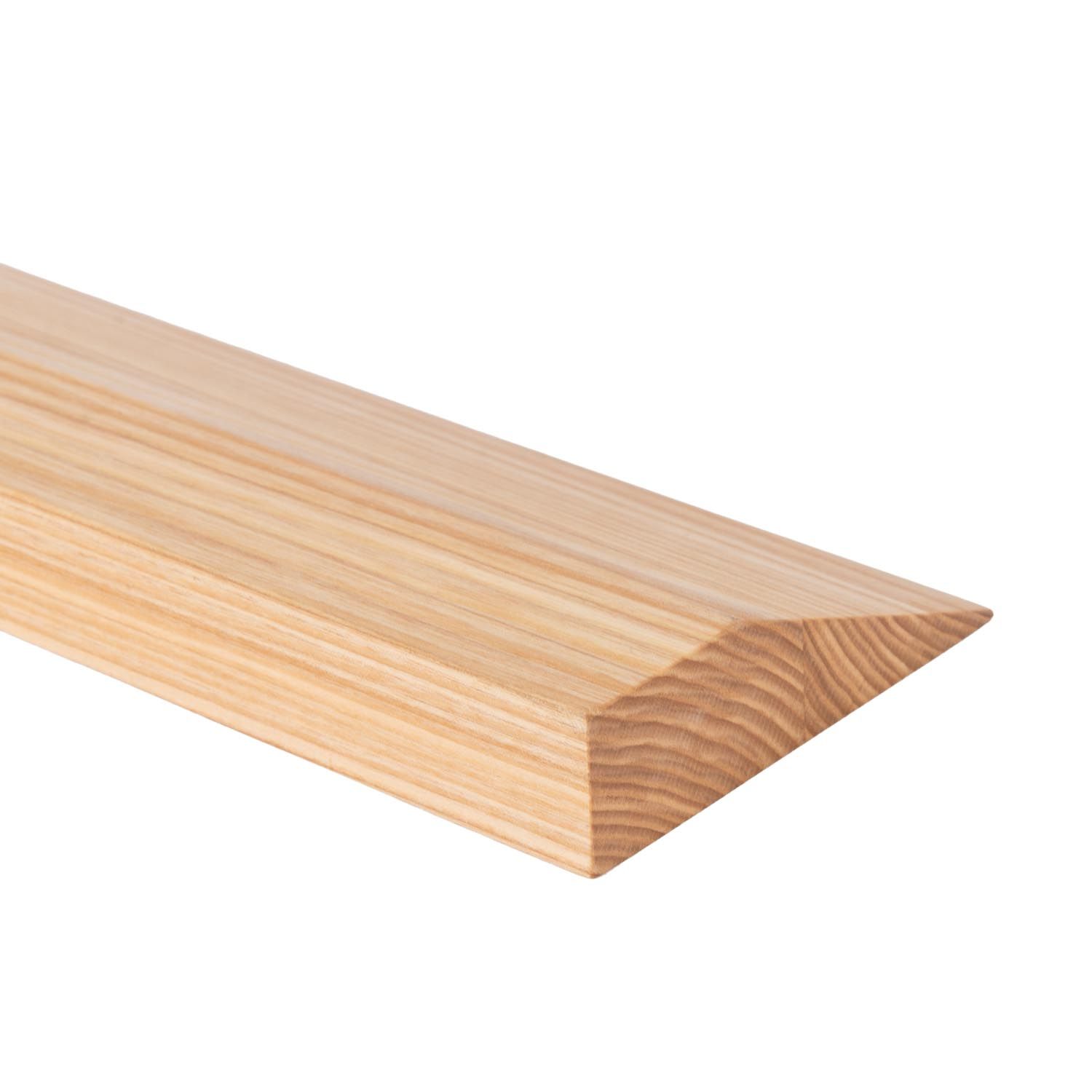 Handstandplanke aus hellem Holz. Abschrägung an einer Seite. Holzmaserung verläuft parallel zur Kante.