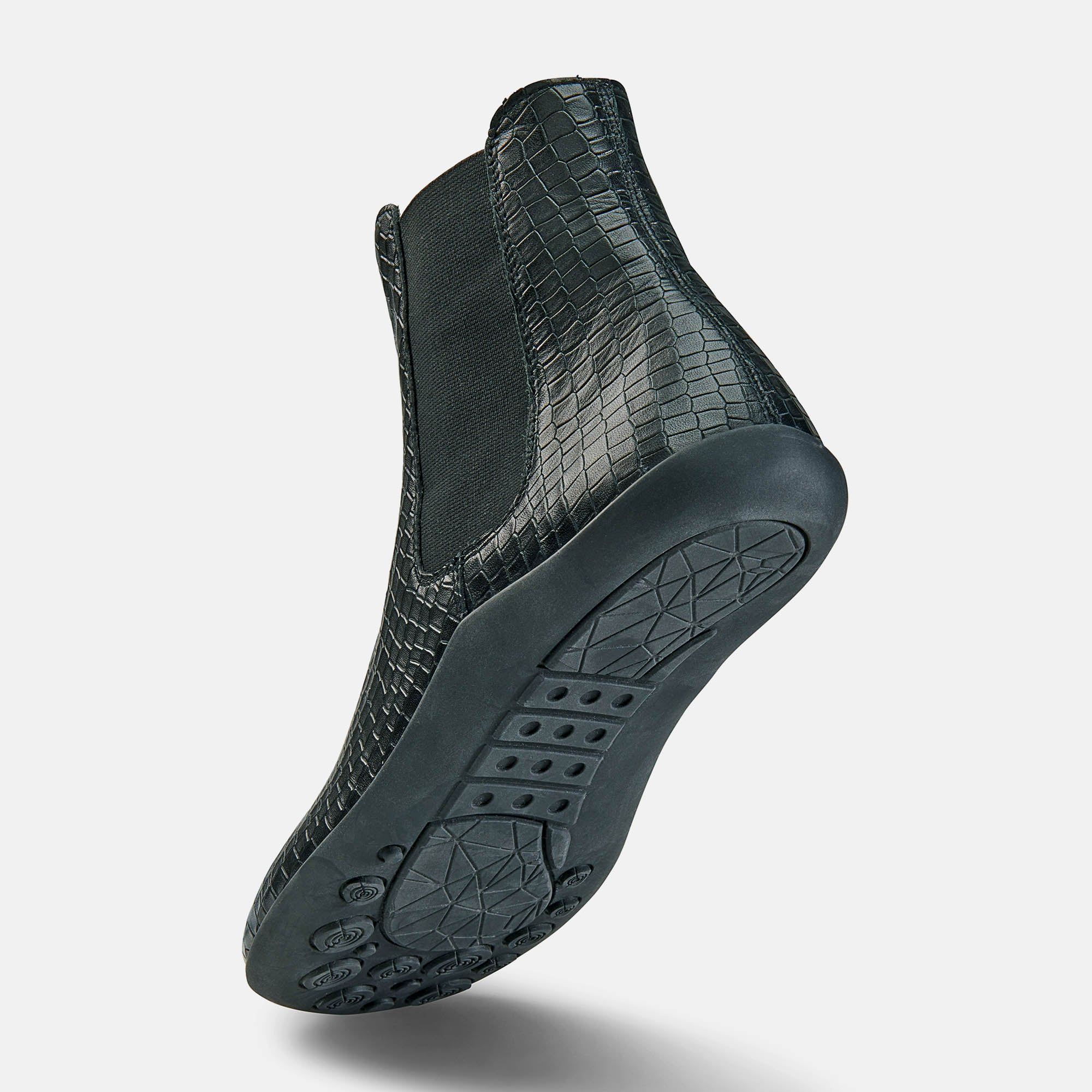 Schwarze Stiefelette mit Krokodil-Optik. Elastischer Einsatz. Flache Sohle. Profilierte Sohle.