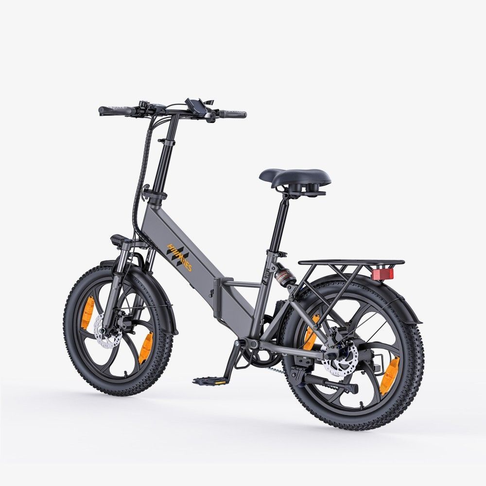 Graues Elektrofahrrad mit schwarzen Reifen, Gepäckträger, Sattel und Pedalen. Orangefarbene Reflektoren an den Rädern.
