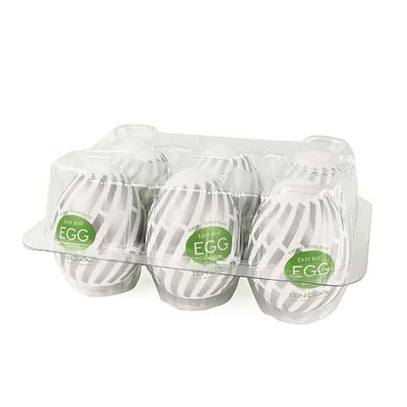 Sechs Eier in einer transparenten Kunststoffverpackung. Jedes Ei hat ein weißes und graues Streifenmuster und einen grünen Aufkleber.