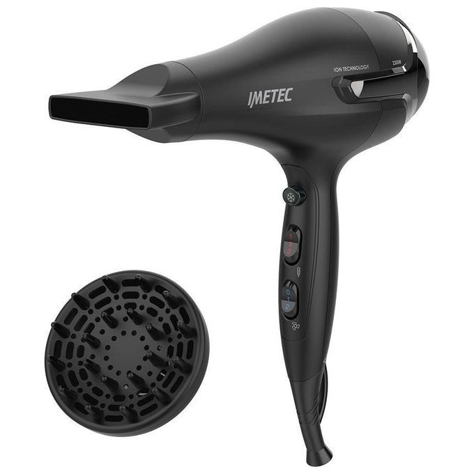 Asciugacapelli nero Imetec K9 2400 da 2300 W. L'apparecchio ha una forma allungata con un'impugnatura e un'estremità. Un diffusore è posizionato accanto. Il marchio "IMETEC" è chiaramente visibile sull'asciugacapelli.