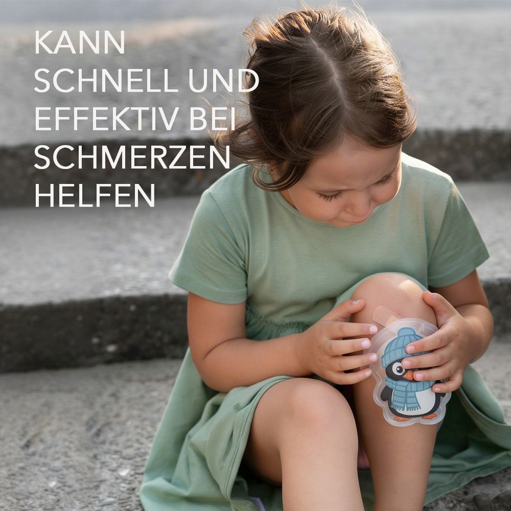 Ein Kind mit einer Kalt-Warm-Kompresse in Pinguin-Form auf dem Knie. Text: Kann schnell und effektiv bei Schmerzen helfen.