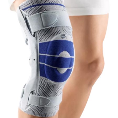 Nahaufnahme einer Kniebandage. Grau-blaues Design mit Gurten und Polsterung. Detailansicht.