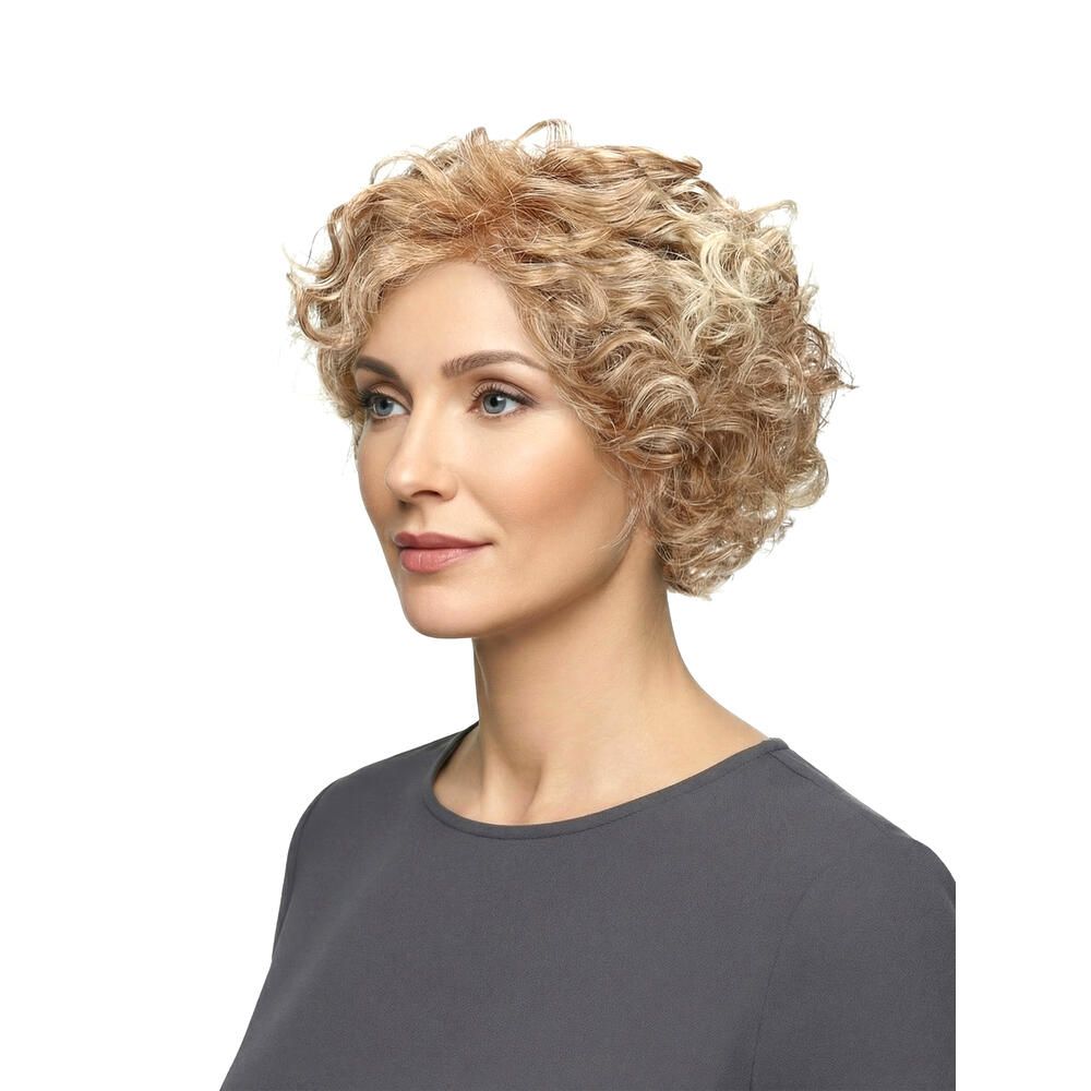 Perücke Maryna von Lofty, blonde Locken, Seitenansicht. Frau mit grauem Oberteil. Hintergrund weiß.