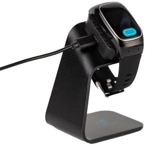 Schwarze Smartwatch auf Ladestation. Uhr mit Display, Armband. Ladestation mit Kabel.