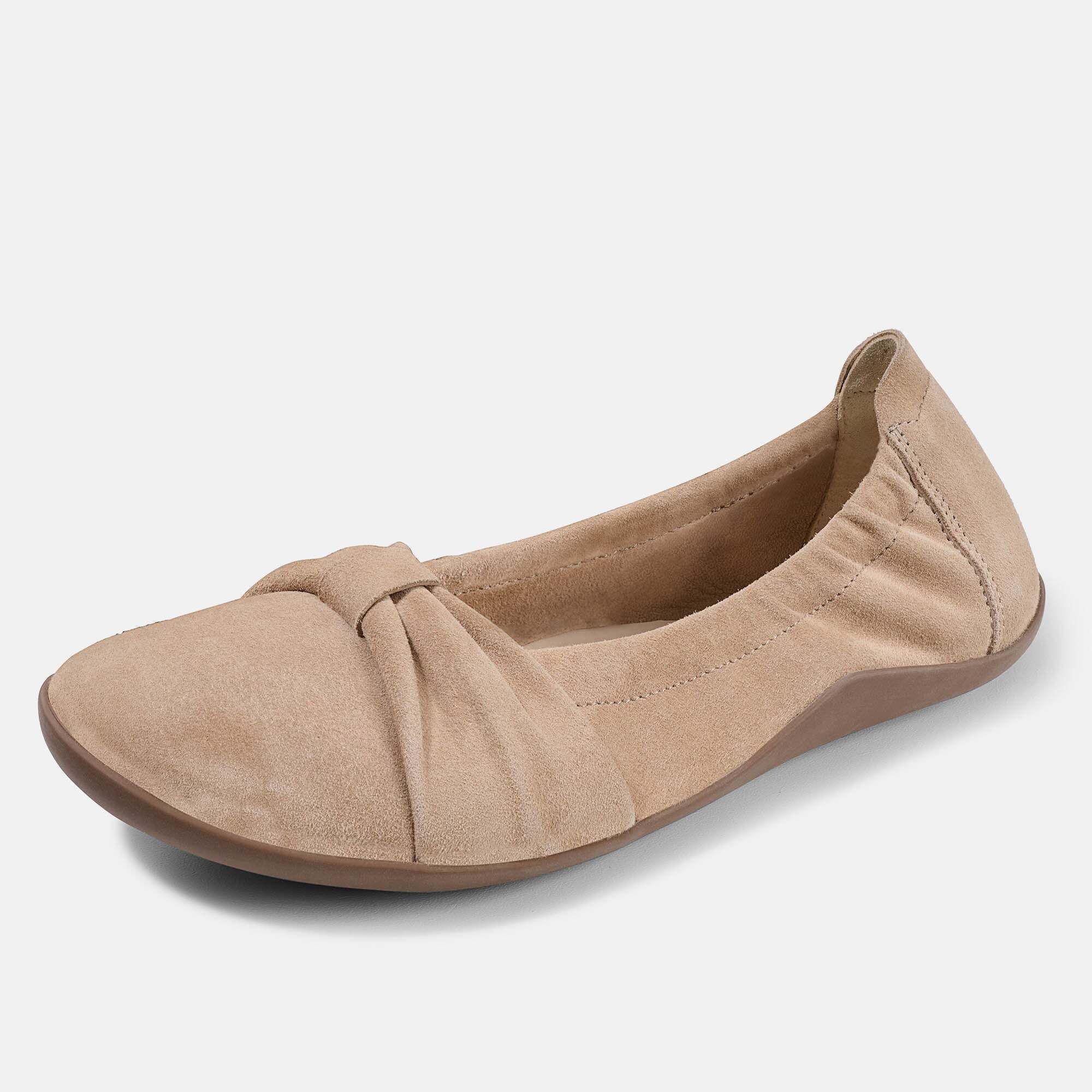 Beige Wildleder Ballerina mit Schleifenverzierung, leicht schräg.