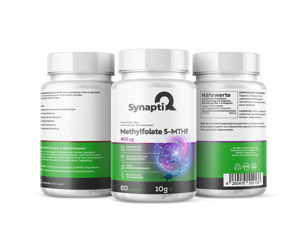 Drei weiße Fläschchen mit grünem Etikett. Aufschrift: SynaptiQ Methylfolate 5-MTHF, 800 µg, 60 Kapseln, 10g. Rückseite mit Nährwertangaben.