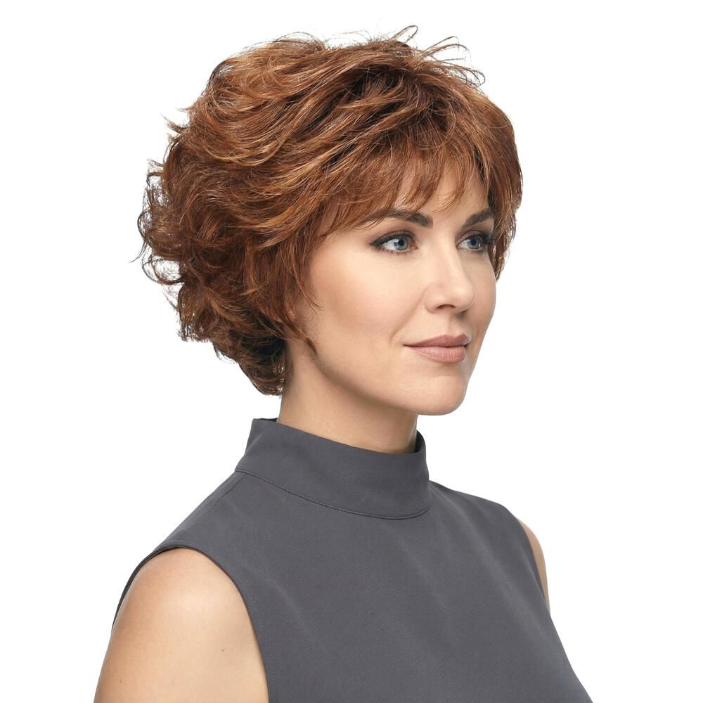 Frau mit roter, gewellter Kurzhaarperücke. Dreiviertelansicht, Blick nach rechts. Graues Oberteil.