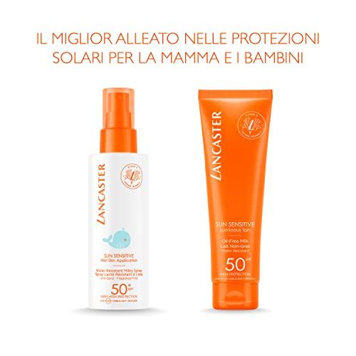 Zwei Sonnenpflegeprodukte. Links: Sprayflasche. Rechts: Tube. Beide orange mit weißer Schrift: Lancaster, 50 SPF.