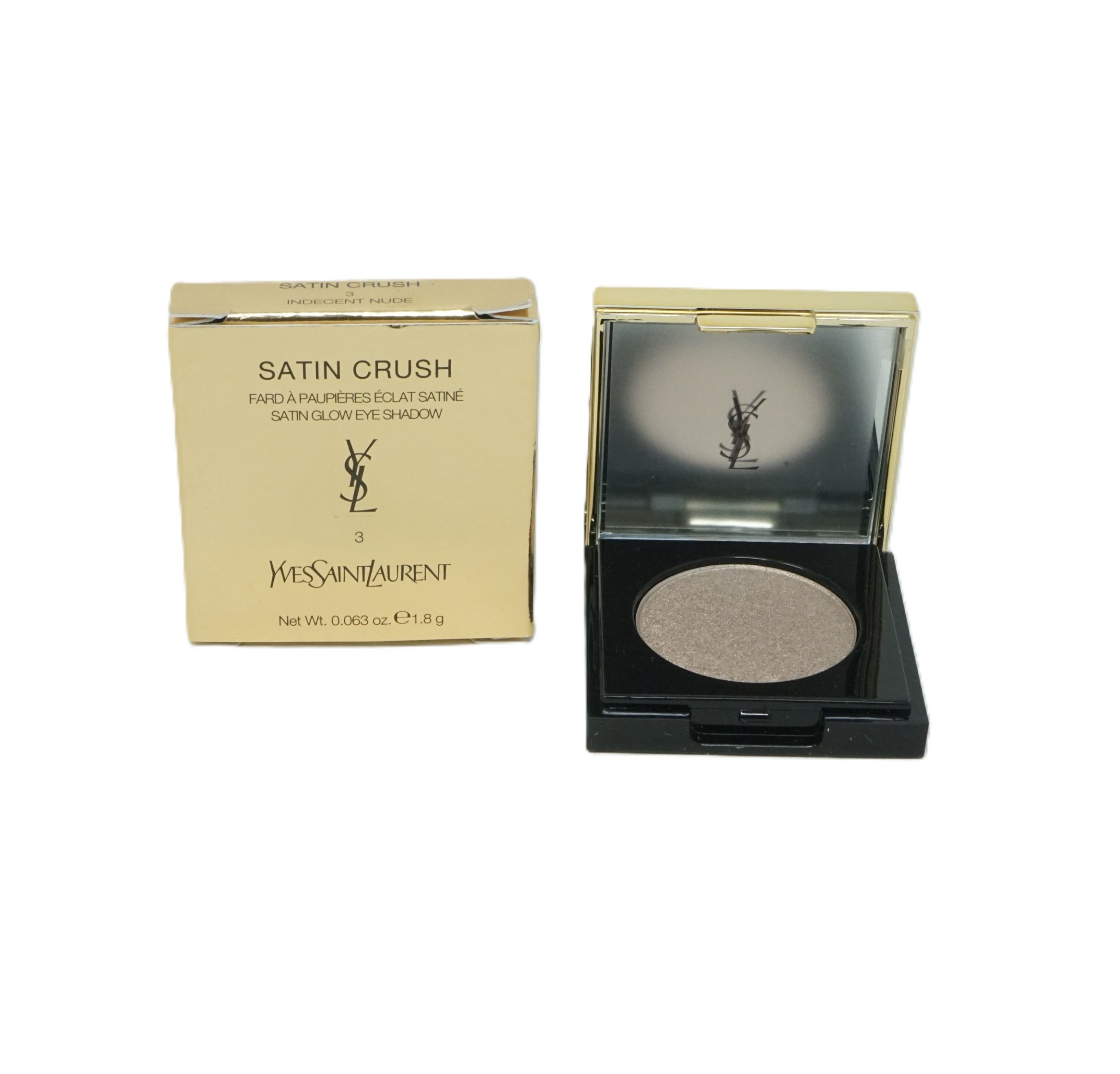 Yves Saint Laurent Lidschatten. Goldfarbene Verpackung und schwarzer Lidschattenbehälter. Produktname und Marke sichtbar.