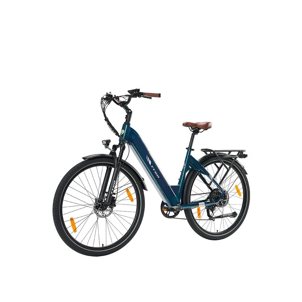 Blaues Elektrofahrrad mit braunem Sattel und Lenker. Schwarze Reifen, Gepäckträger und Schutzbleche. Gelbe Reflektoren.