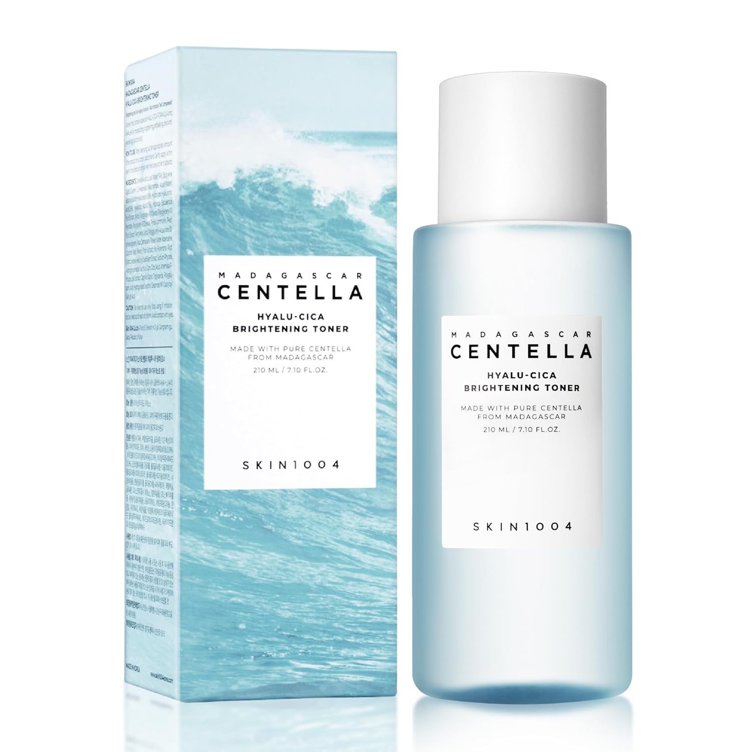 Hellblaue Flasche und Verpackung. Aufschrift: MADAGASCAR CENTELLA HYALU-CICA BRIGHTENING TONER. SKIN1004 Logo.