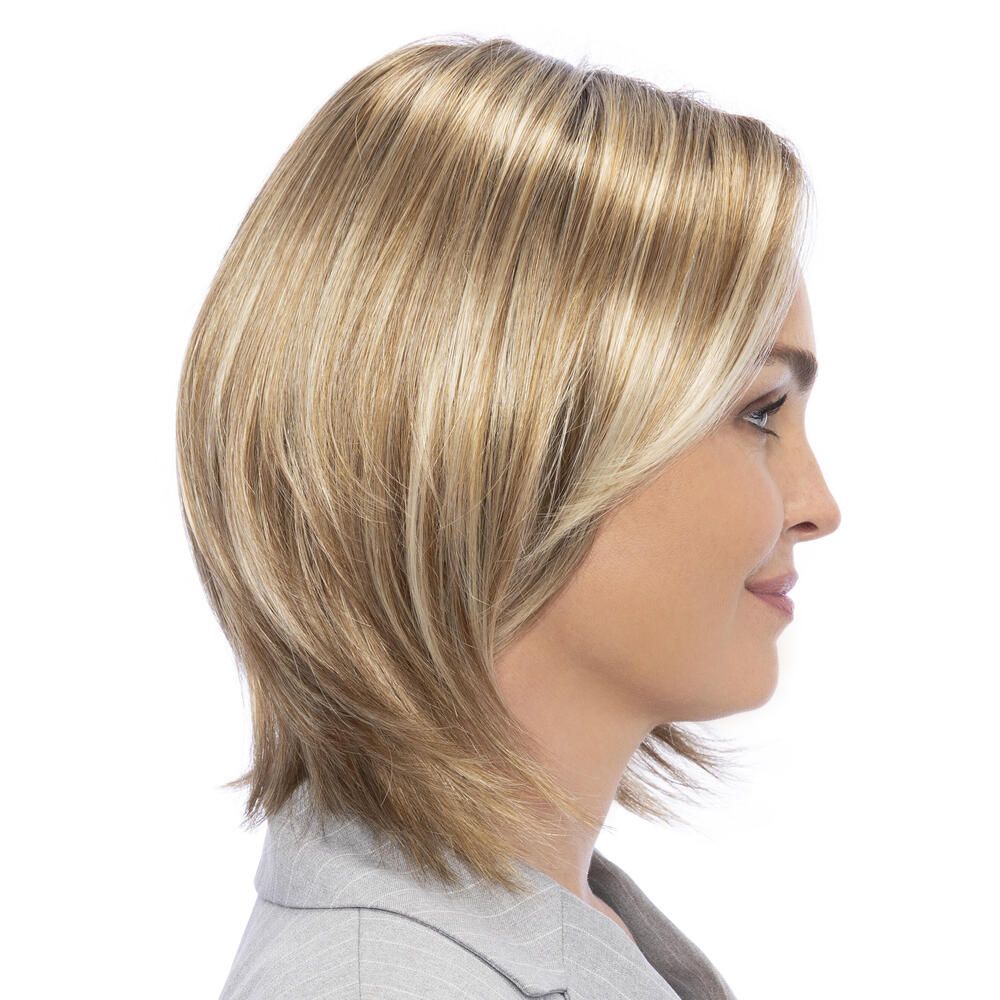 Perücke Megan von trendhair. Blondes Haar mit Strähnen, schulterlang, gestuft geschnitten. Seitenansicht einer Frau.