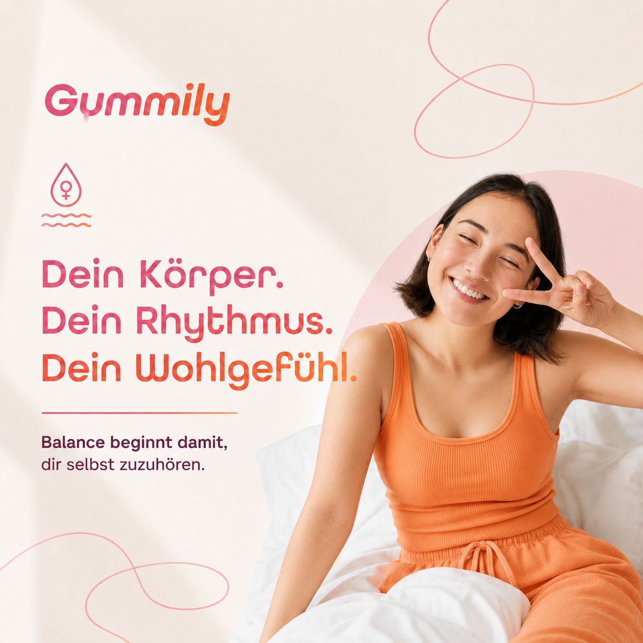 Lächelnde Frau sitzt auf einem Bett, Gummily PMS Hormonbalance Text: Dein Körper. Dein Rhythmus.
