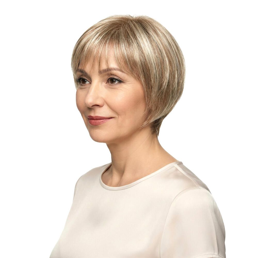Kurzhaarperücke mit Pony. Blond-braune Haarfarbe. Frau mit Perücke, Seitenansicht.