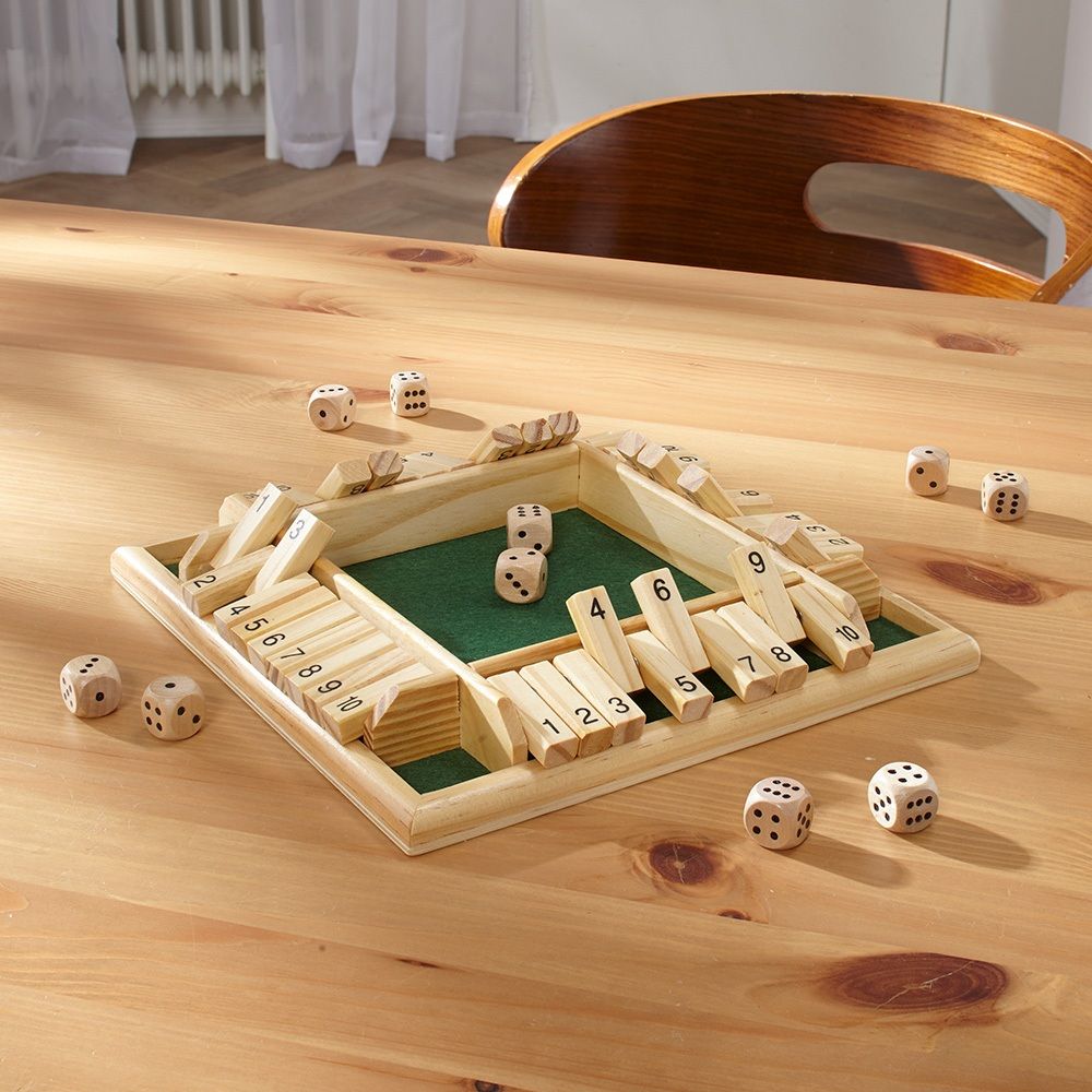 Holzspielbrett mit Zahlenreihen 1-10, grüner Spielfläche und Würfeln. Spielsteine sind in den Reihen.