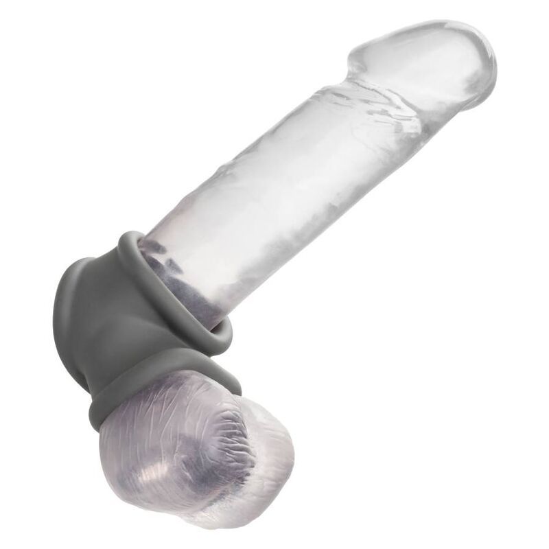 Grauer Ring am transparenten Penis. Produkt in Verwendung.