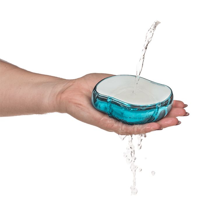Blaue, ovale Haarentferner in einer Hand, Wasser wird darüber gegossen.