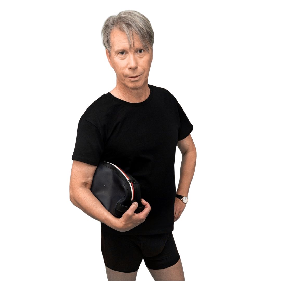 Mann in schwarzem T-Shirt und Boxershorts. Hält eine schwarze Tasche mit weißem Reißverschluss.