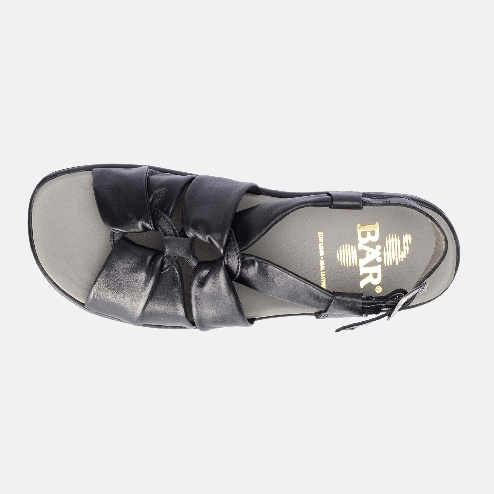 Draufsicht auf eine schwarze Sandale mit breitem Riemen, Schnalle und gekreuzten Riemen. Graue Innensohle. BÄR-Logo.