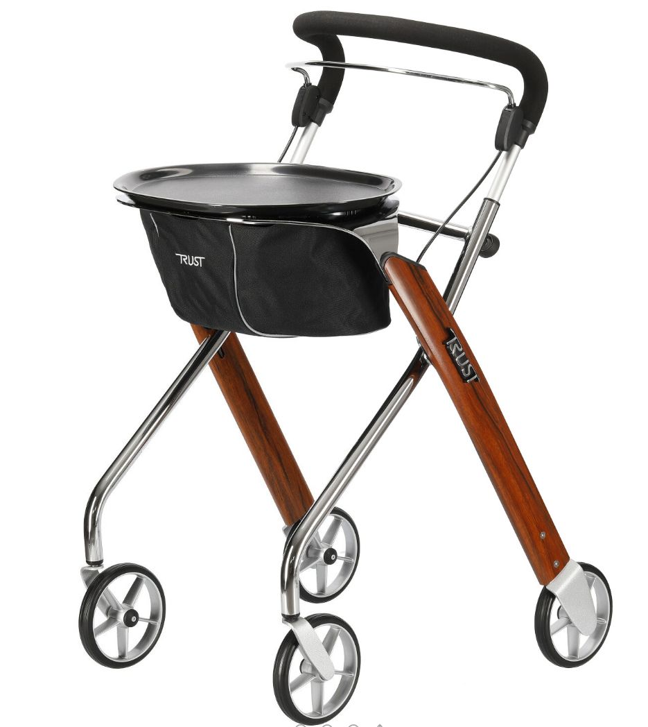 Rollator mit Holzoptik, schwarzem Korb und Tablett. Vier Räder, schwarze Griffe. Marke: TRUST.