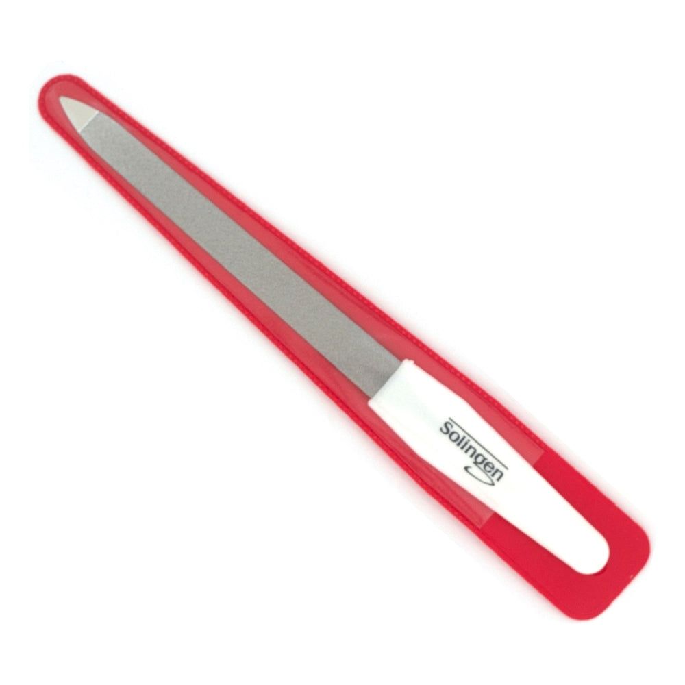 Nagelfeile in roter Hülle. Die Feile ist silberfarben, der Griff weiß. Auf dem Griff steht "Solingen".