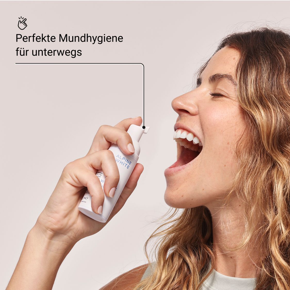 Frau sprüht "ALPINE WHITE" in den Mund. Text: Perfekte Mundhygiene für unterwegs.