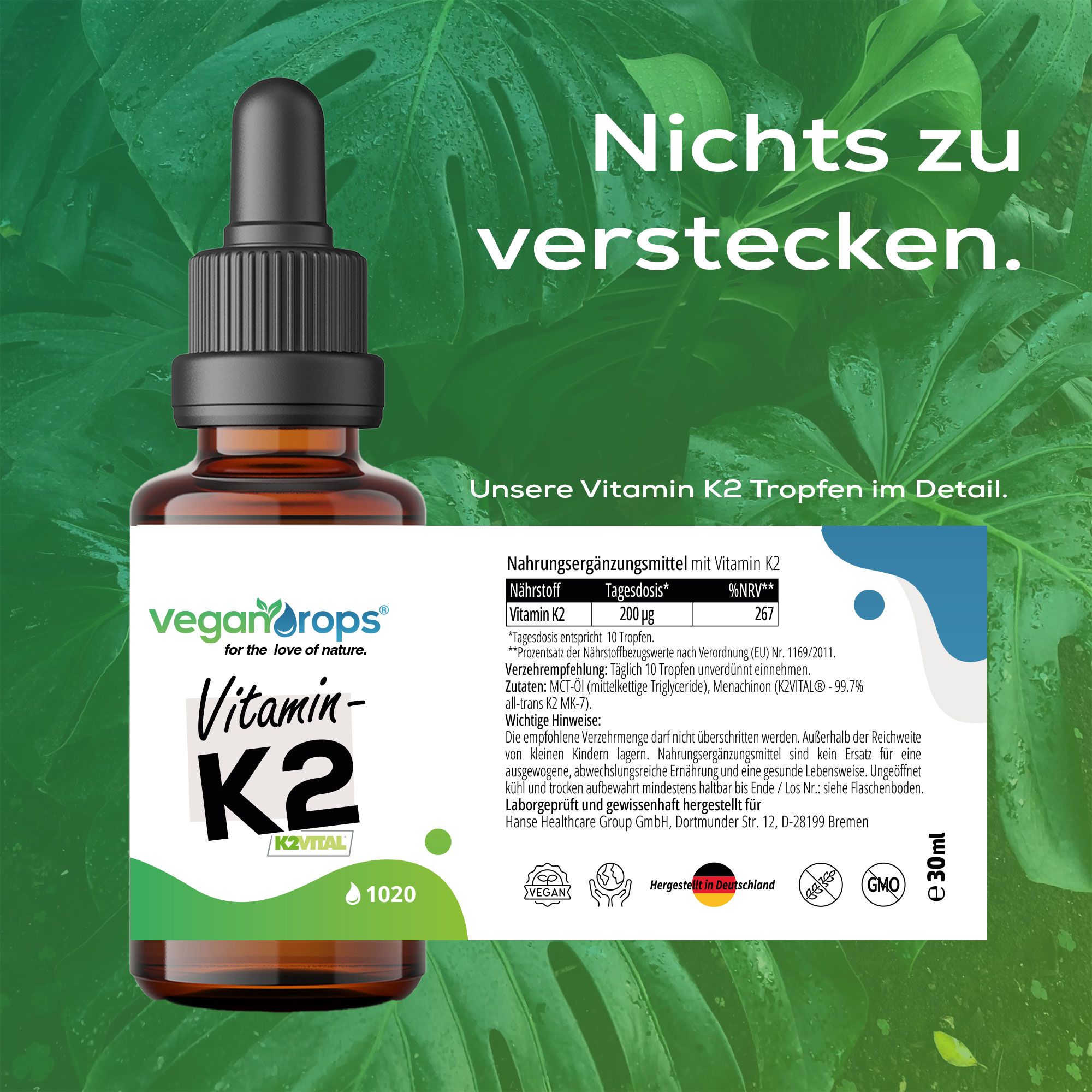 Braune Glasflasche mit Tropfer. Aufschrift: Vitamin K2. Text: Nährwertangaben. Aufkleber mit Informationen. Hintergrund: grün.