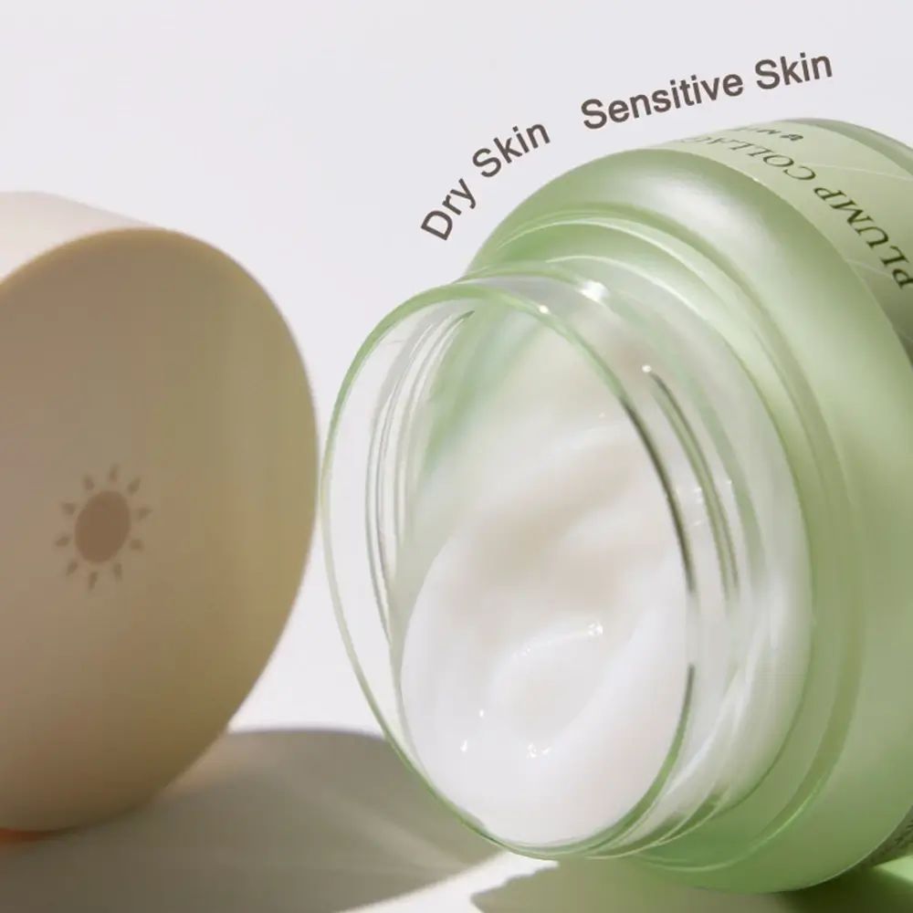 Grünes Cremeglas mit beigem Deckel, geöffnet. Aufschrift: Phyto Plump Collagen. Für trockene und empfindliche Haut.