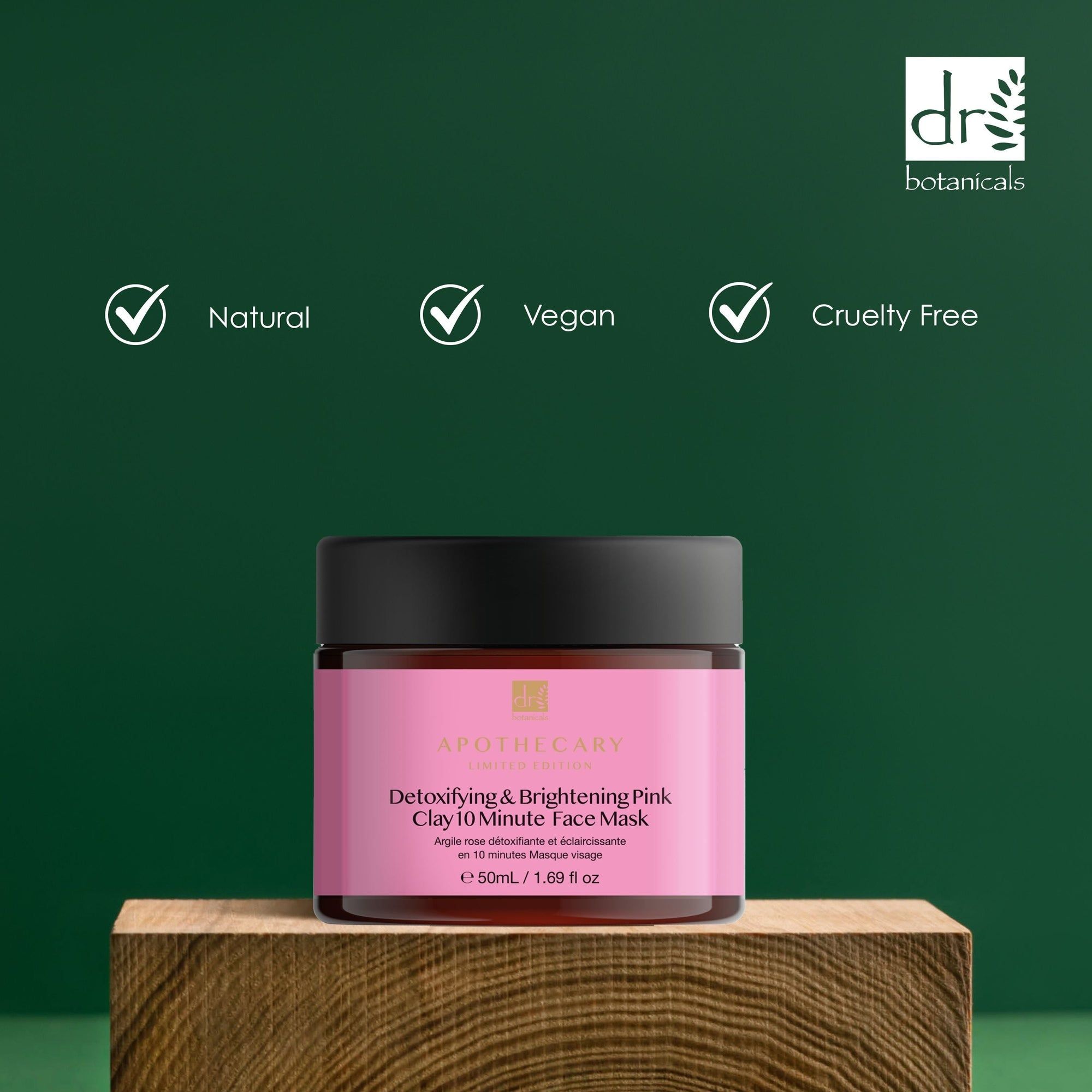 Produkt auf Holzblock. Aufschrift: Detoxifying & Brightening Pink Clay 10 Minute Face Mask. Logos: Natural, Vegan, Cruelty Free.