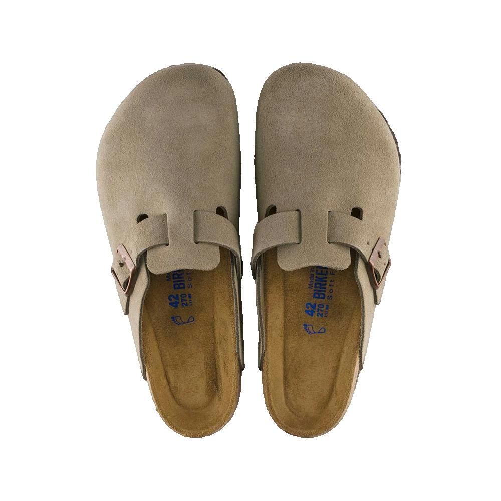 Vista dall'alto di Birkenstock Boston. Pelle scamosciata beige chiaro, cinturino regolabile. Plantare in sughero, taglia visibile.