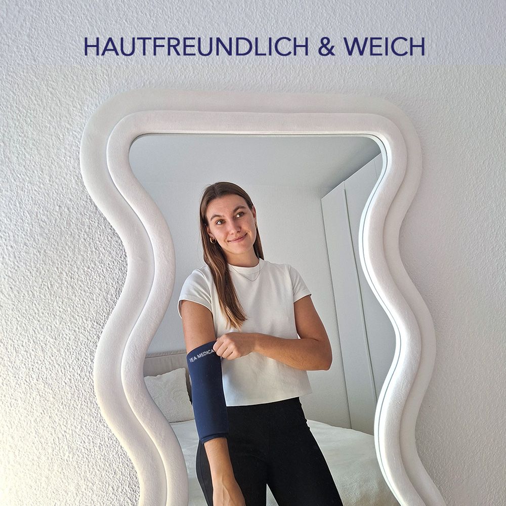 Frau mit blauem Kühlmanschette am Arm. Text: IEA MEDICAL.