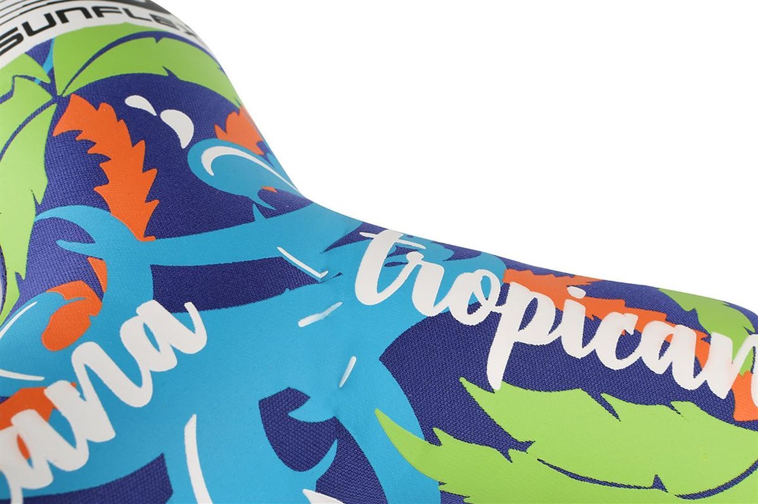 Nahaufnahme eines Boomerangs mit tropischem Muster. Blaue, grüne und orangefarbene Elemente. Schriftzug "Tropicana".