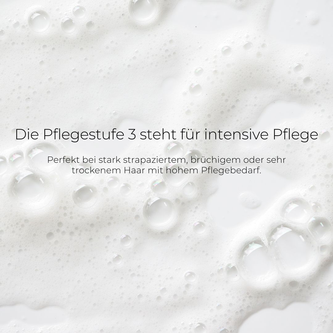 Nahaufnahme von Schaum. Text: Pflege 3 für intensive Pflege. Perfekt für strapaziertes, brüchiges oder trockenes Haar.