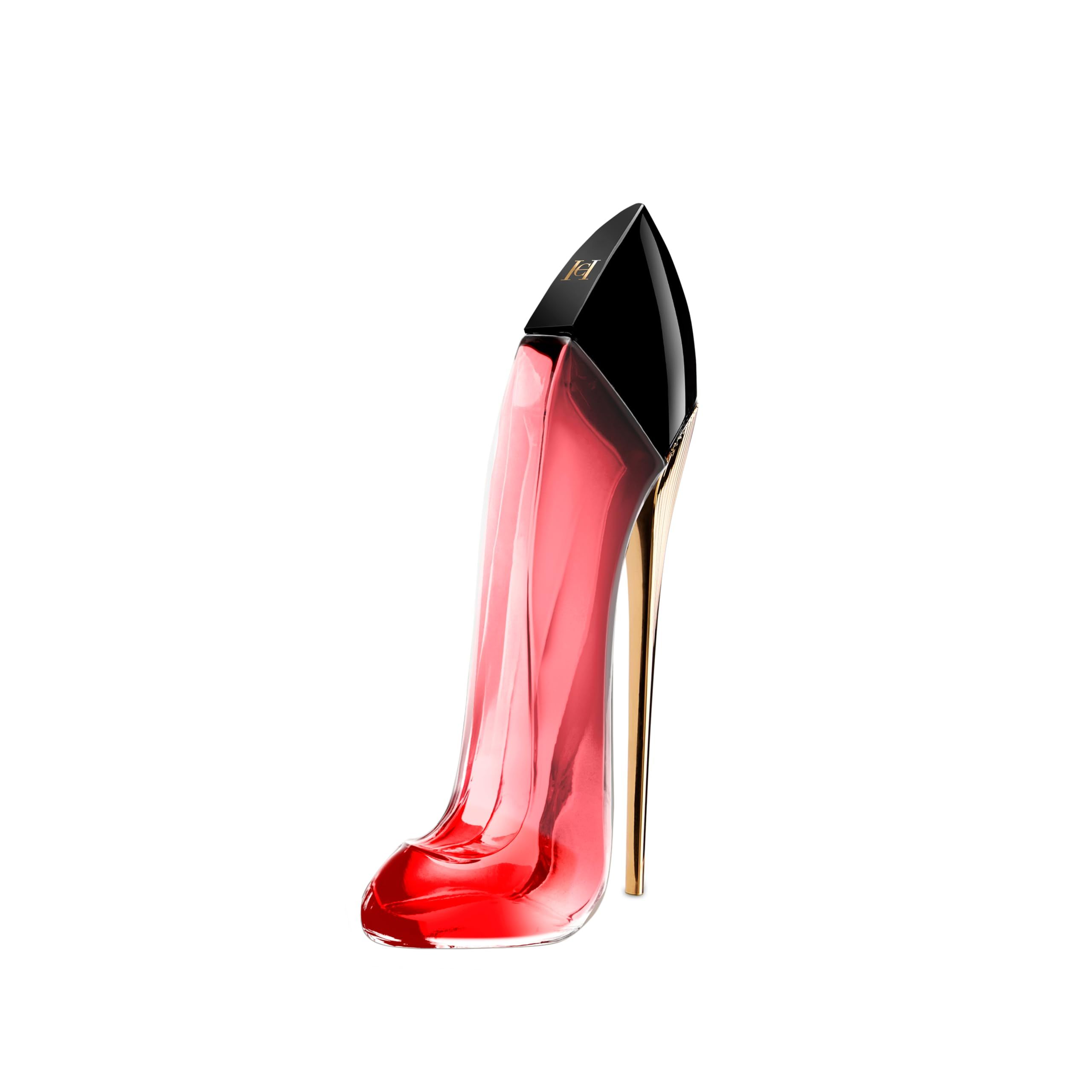 Roter Flakon in Form eines High Heels mit goldfarbenem Absatz. Schwarze Kappe. Auf weißem Hintergrund.