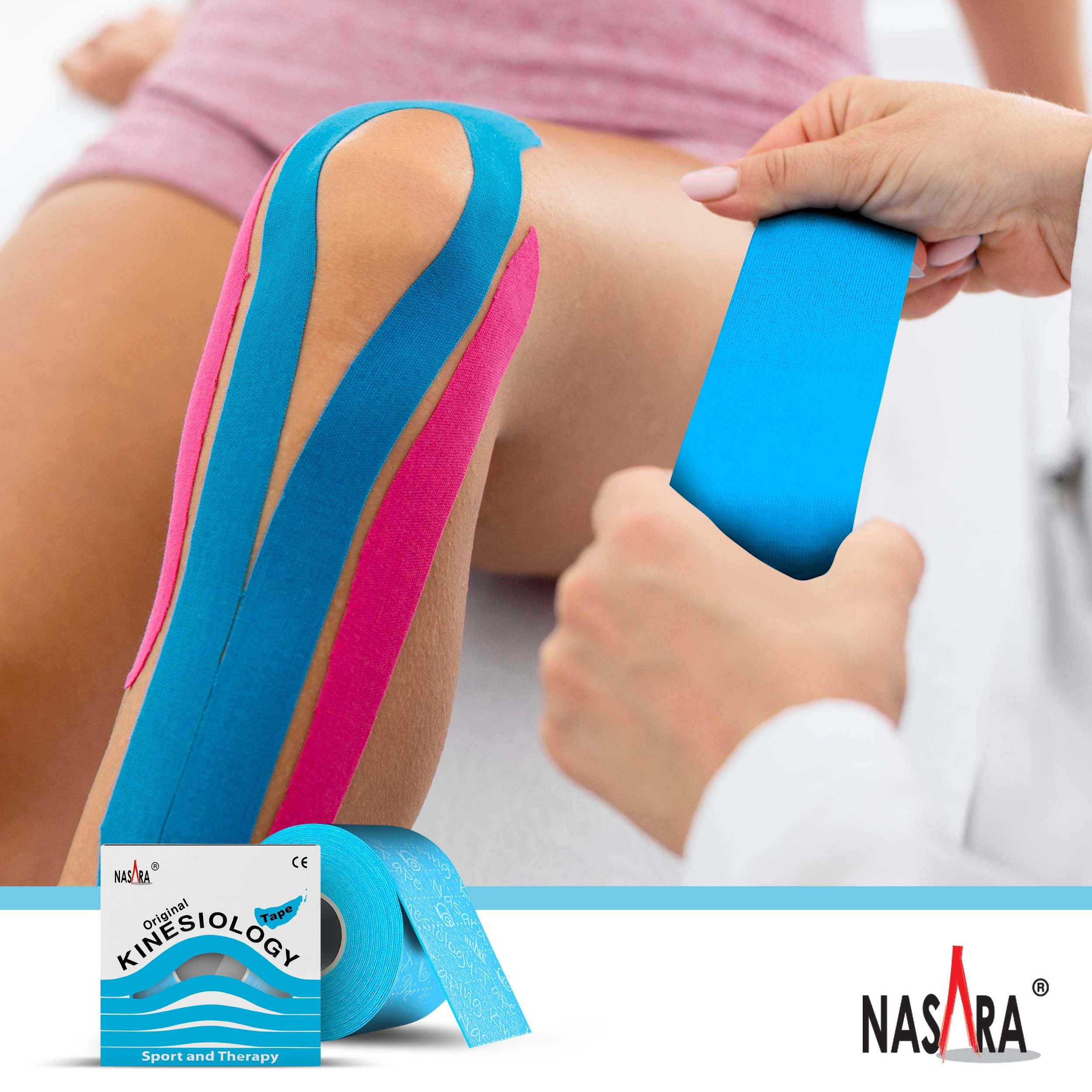 Knie mit blauem und rosa Kinesiologie-Tape. Box und Rolle Tape im Hintergrund.